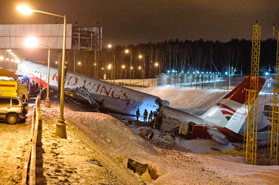 俄客機降落時沖出跑道斷裂至少4人死亡 或駕駛員失誤所致