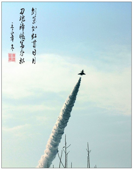 震撼！殲-10戰(zhàn)機(jī)試飛時(shí)空中放油[組圖]