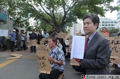 三亞農(nóng)民土地被強(qiáng)占22年 法學(xué)教授跪地請(qǐng)?jiān)?/></p>

<p align=