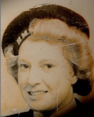 英國(guó)最年長(zhǎng)女調(diào)酒師慶祝90歲生日 曾服役于皇家海軍