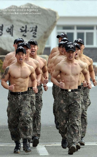 韓國(guó)海軍精銳水下爆破隊(duì)曝光 隊(duì)員個(gè)個(gè)是肌肉男