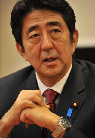 日本首相安倍：一邊稱希望對話 一邊忙修法擴(kuò)軍