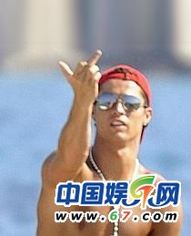 朱茵當(dāng)眾摳腳范冰冰挖鼻孔 盤點中外明星不雅抓拍