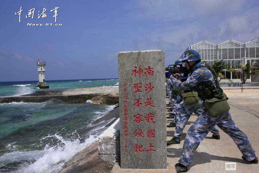 高清：駐永暑礁部隊(duì)用重機(jī)槍艦炮對(duì)海攻擊演練