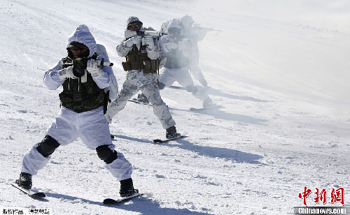 韓美海軍陸戰(zhàn)隊舉行雪地軍演