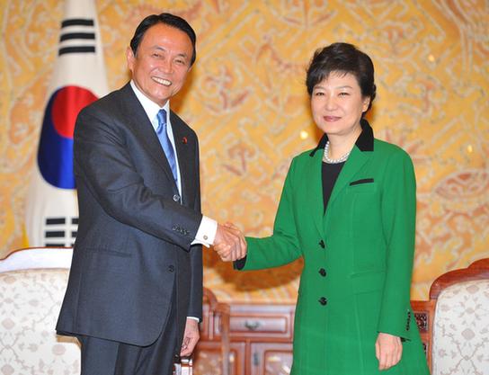 麻生太郎風(fēng)衣禮帽裝出席樸槿惠就職禮 被調(diào)侃像黑幫