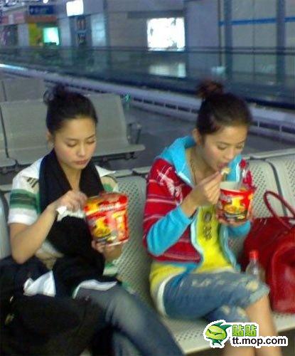 瞿穎現(xiàn)身機(jī)場無星味 女星機(jī)場真容照大PK