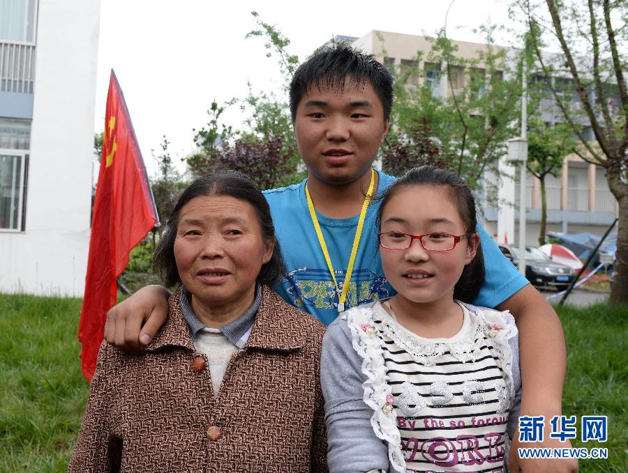 蘆山中學(xué)高三學(xué)生趕赴成都異地復(fù)課