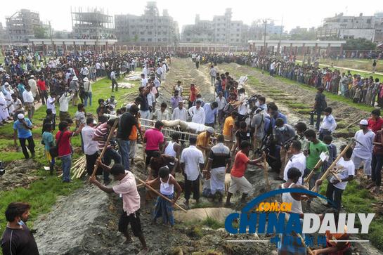 孟加拉國(guó)為垮樓遇難者舉行葬禮 死亡人數(shù)已過(guò)400
