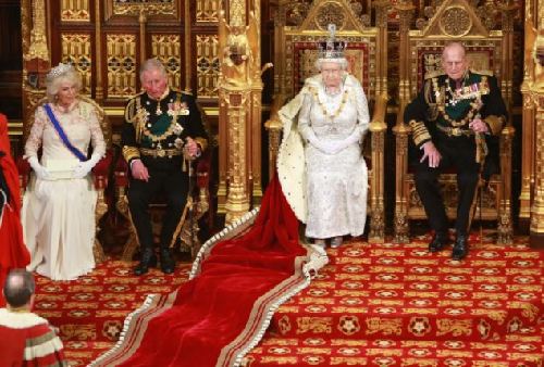 英女王國(guó)會(huì)大典講話屢出錯(cuò) 卡米拉扮相似王后
