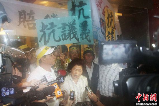 臺(tái)灣數(shù)百漁民冒雨在臺(tái)北馬尼拉辦事處前集會(huì)抗議