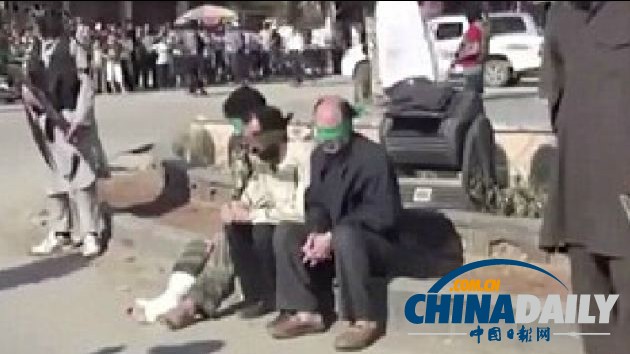 美國土耳其領(lǐng)導(dǎo)人敦促阿薩德下臺 3名敘男子遭武裝分子公開槍決