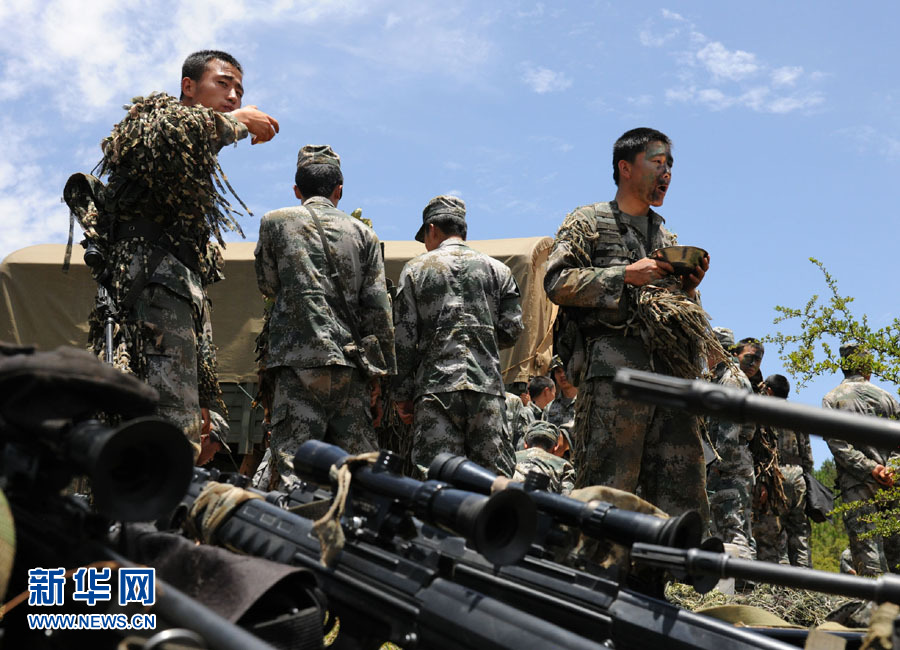 解放軍精英狙擊手集訓(xùn) 演練山岳叢林地狙擊作戰(zhàn)