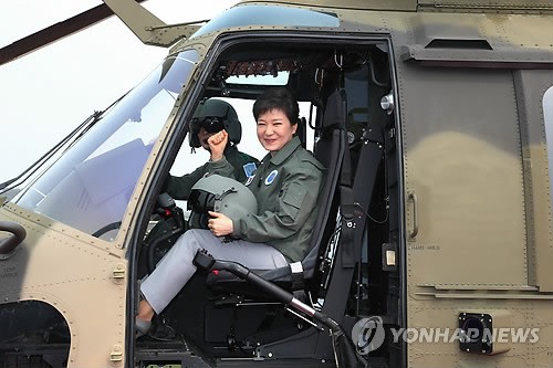 韓國女總統(tǒng)親自乘駕首款國產軍用直升機