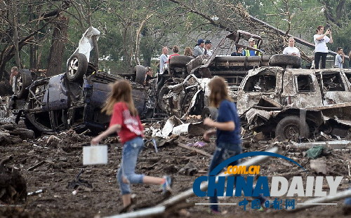 美國俄克拉荷馬市郊遭龍卷風(fēng)重創(chuàng) 近百人死亡