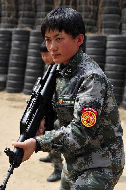 戰(zhàn)場(chǎng)上沒女人：女特種兵像男兵一樣嚴(yán)酷訓(xùn)練
