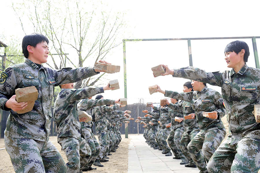 戰(zhàn)場上沒女人：女特種兵像男兵一樣嚴酷訓練