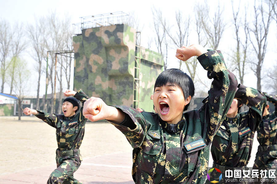 戰(zhàn)場(chǎng)上沒(méi)女人：女特種兵像男兵一樣嚴(yán)酷訓(xùn)練