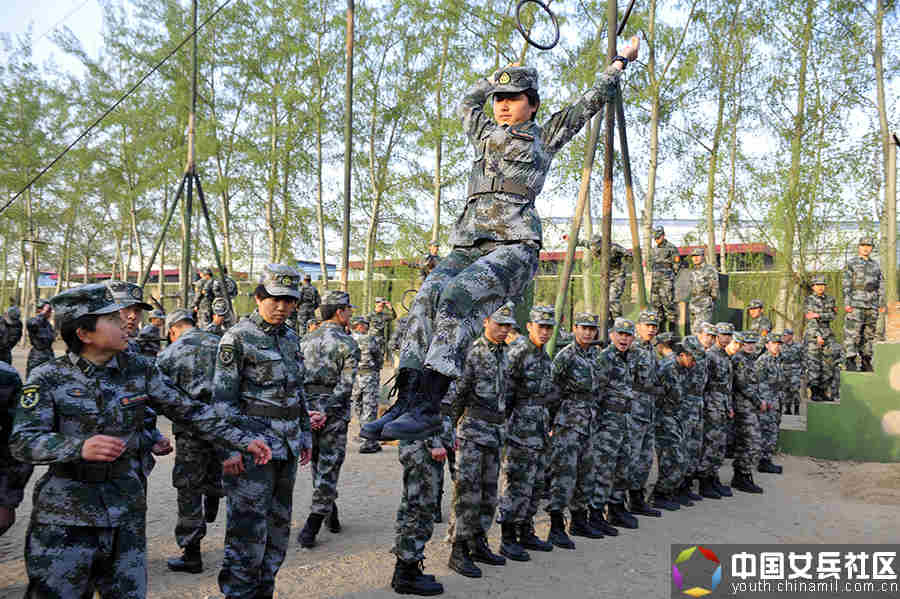 戰(zhàn)場(chǎng)上沒(méi)女人：女特種兵像男兵一樣嚴(yán)酷訓(xùn)練