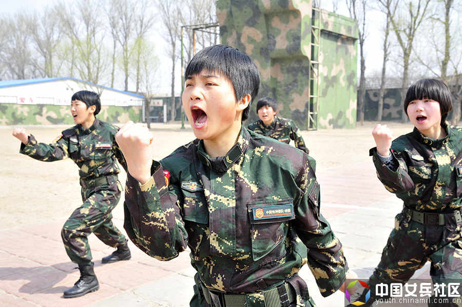 戰(zhàn)場上沒女人：女特種兵像男兵一樣嚴(yán)酷訓(xùn)練