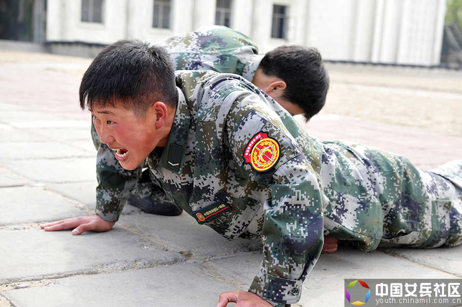 戰(zhàn)場上沒女人：女特種兵像男兵一樣嚴(yán)酷訓(xùn)練