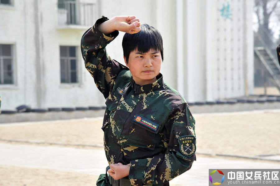 戰(zhàn)場(chǎng)上沒(méi)女人：女特種兵像男兵一樣嚴(yán)酷訓(xùn)練
