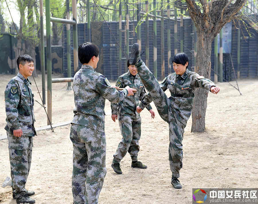 戰(zhàn)場(chǎng)上沒女人:女特種兵像男兵一樣嚴(yán)酷訓(xùn)練