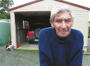 英國(guó)105歲高齡司機(jī)不服老 稱能開(kāi)多久就開(kāi)多久