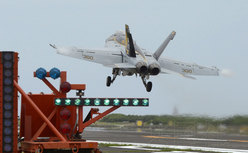 駐日美國海軍在硫磺島進行美航母艦載機訓(xùn)練