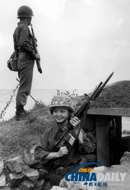 組圖：鄧麗君勞軍罕見照 獻(xiàn)吻阿兵哥
