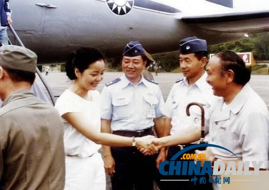 組圖：鄧麗君勞軍罕見(jiàn)照 獻(xiàn)吻阿兵哥