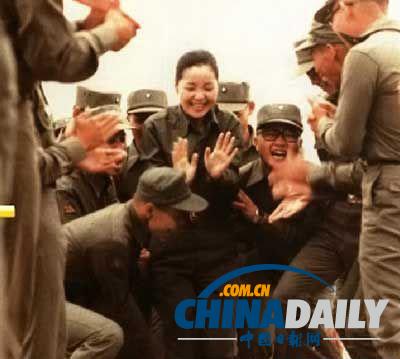 組圖:鄧麗君勞軍罕見照 獻吻阿兵哥