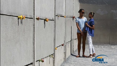 米歇爾攜愛(ài)女參觀柏林大屠殺紀(jì)念館 奧巴馬妹妹同行