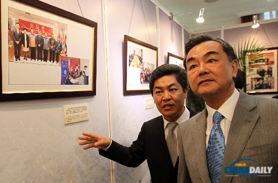 王毅與東盟十國(guó)駐華使節(jié)參觀中國(guó)-東盟圖片展
