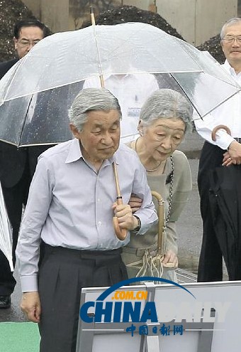 日本天皇夫婦自己打傘冒雨視察災區(qū)（高清組圖）