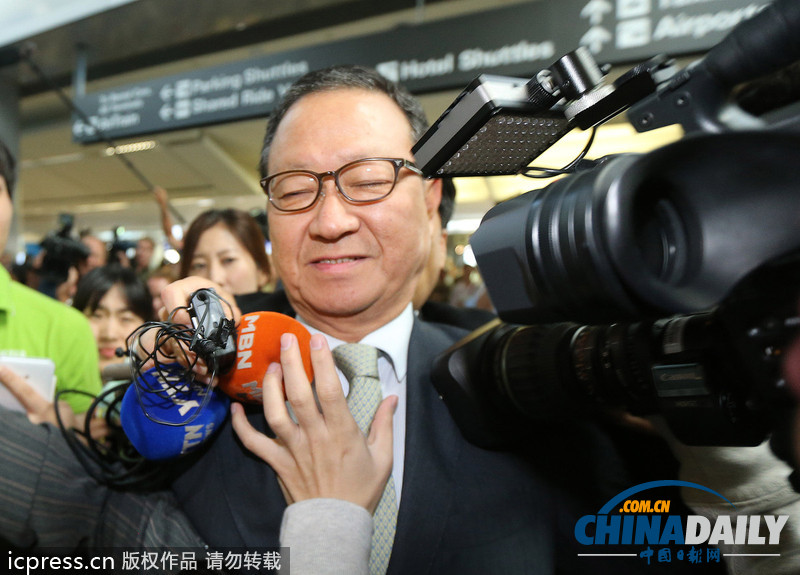 韓亞航空社長(zhǎng)抵舊金山 遭媒體圍堵寸步難行（組圖）