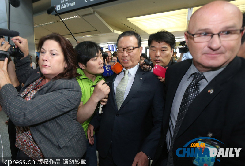 韓亞航空社長抵舊金山 遭媒體圍堵寸步難行（組圖）
