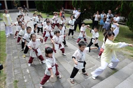 方太青竹簡(jiǎn)國學(xué)計(jì)劃走進(jìn)長(zhǎng)沙 國學(xué)親子課堂受歡迎