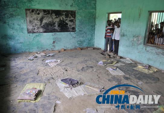 印度學(xué)生中毒死者據(jù)稱升至27人 各校長被要求嘗餐