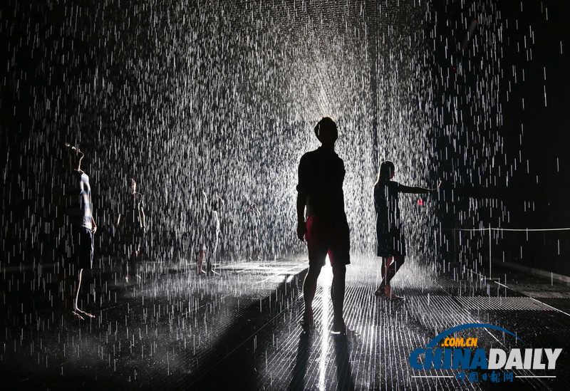 “雨”中玩樂(lè)卻不濕身 美國(guó)人高溫中體驗(yàn)神奇“雨屋”