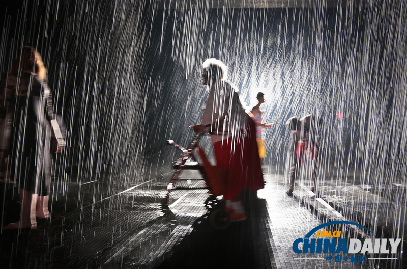 “雨”中玩樂卻不濕身 美國(guó)人高溫中體驗(yàn)神奇“雨屋”