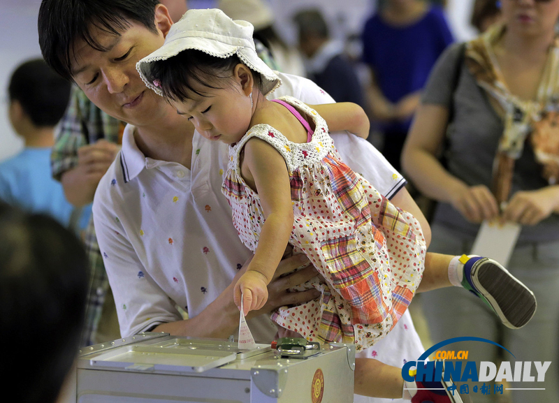 日參議院選舉開(kāi)始投票 女子抱狗參加（高清組圖） 