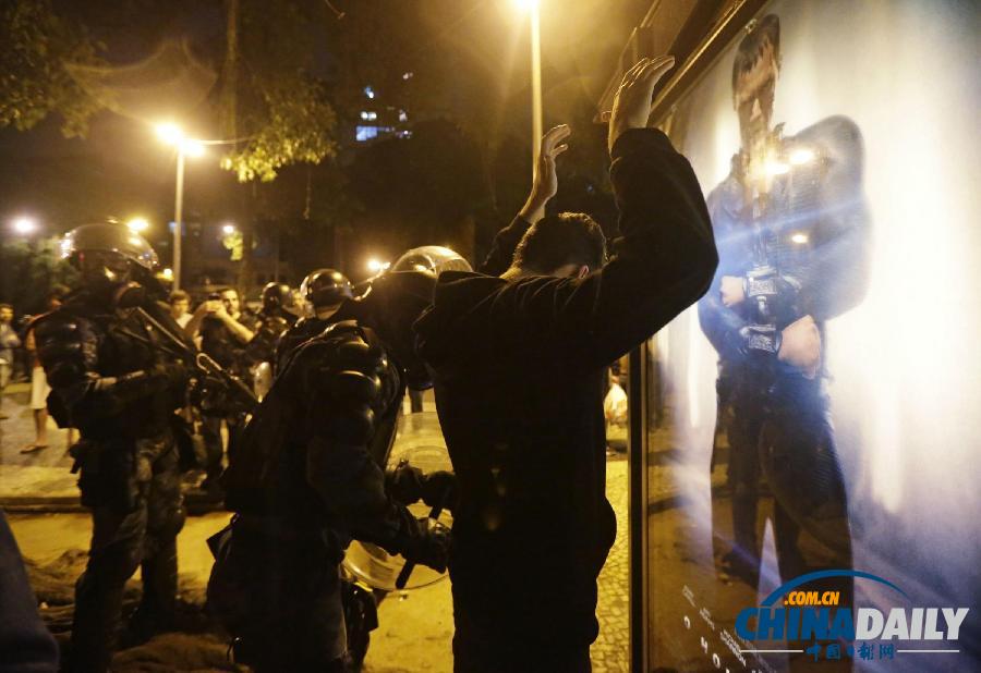 組圖：巴西民眾抗議羅馬教皇來訪 警方動用催淚彈發(fā)生沖突