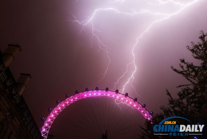 組圖：暴風雨終結(jié)英國酷熱天氣 閃電驚心動魄房屋受損
