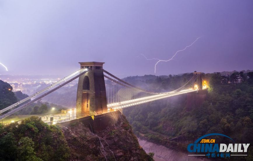 組圖:暴風(fēng)雨終結(jié)英國酷熱天氣 閃電驚心動魄房屋受損
