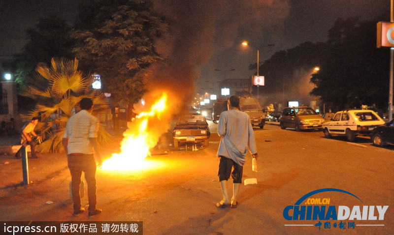 埃及兩派民眾激烈沖突 9人死亡多車(chē)被燒（組圖）