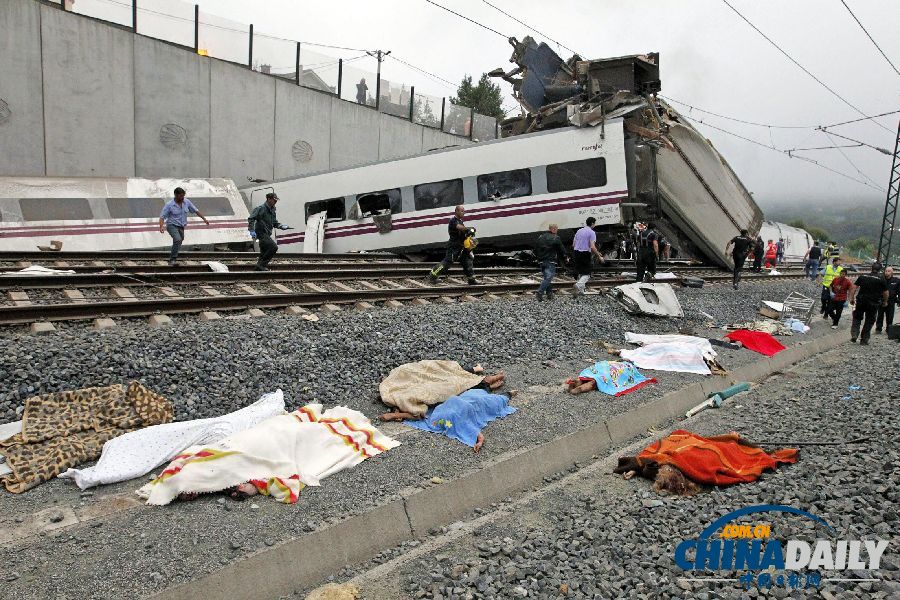 西班牙火車脫軌造成77人死亡 初步判斷系意外事故