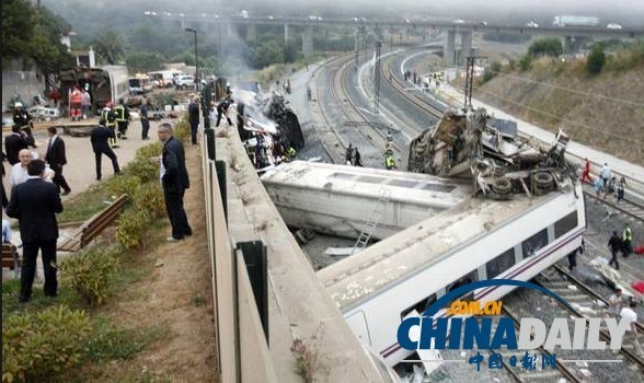 西班牙火車脫軌事故致60人喪生 宗教慶?；顒尤∠? style=
