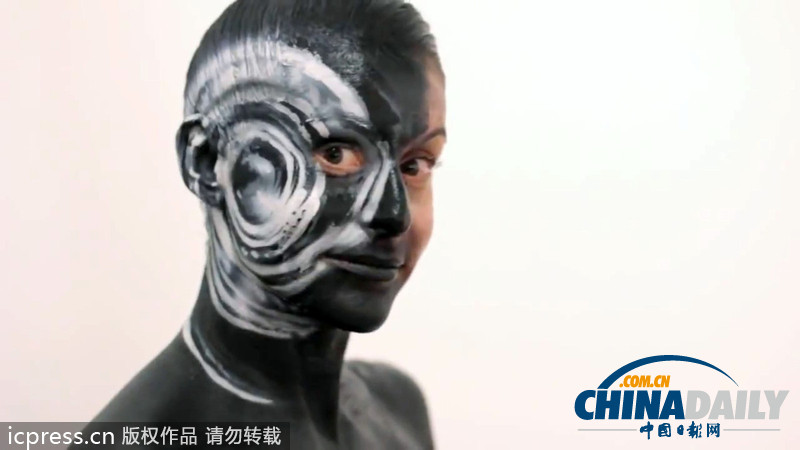 美藝術家創(chuàng)作逼真彩繪 美女模特組成“人肉”小轎車