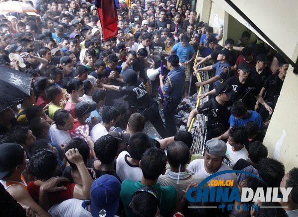菲律賓選民登記即將截止 民眾冒雨“擠爆”選舉委員會(huì)（高清組圖）